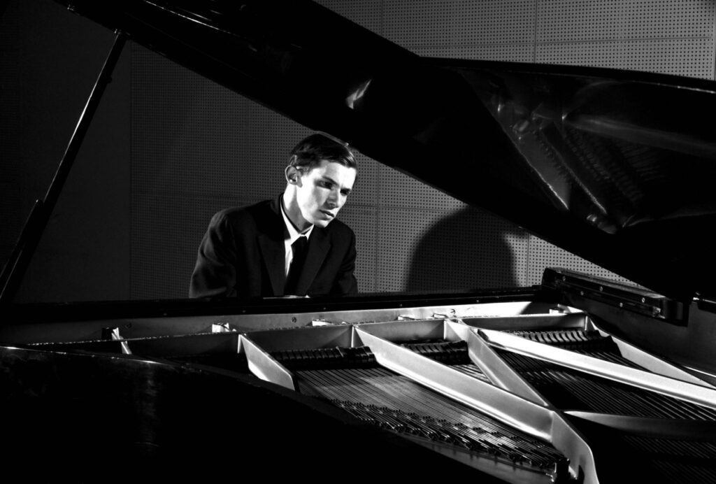 Glenn Gould at piano, By Gabriel Desmarais